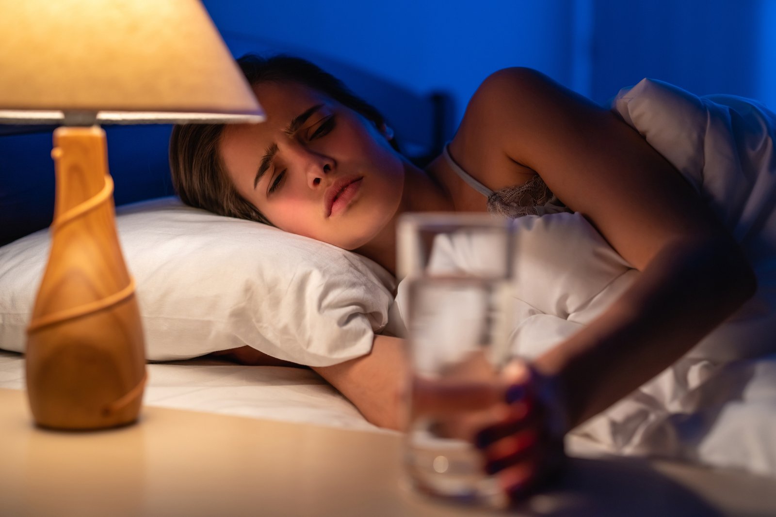 Wasserglas statt Weinglas auf dem Nachttisch