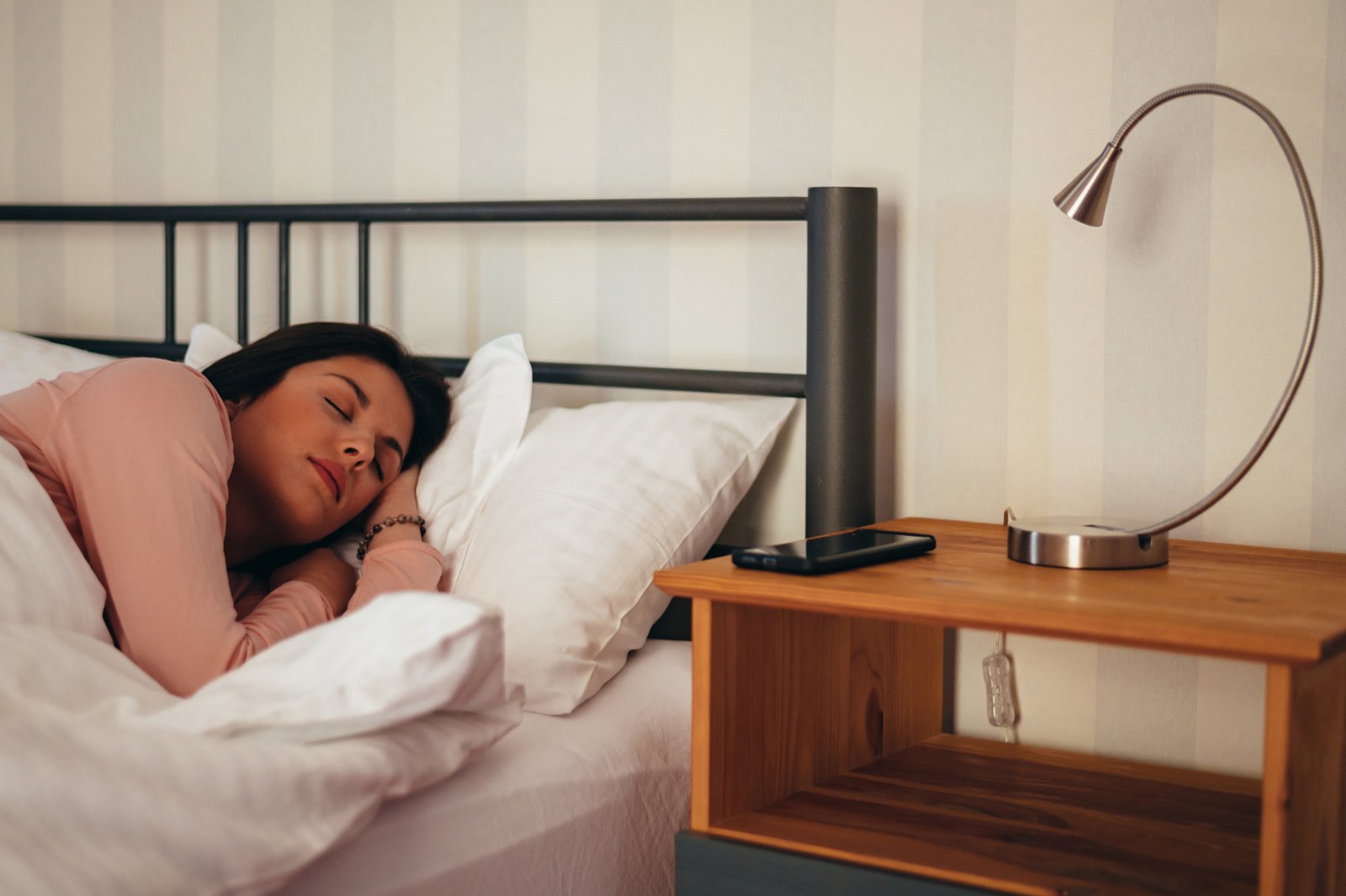 Frau schläft im Bett