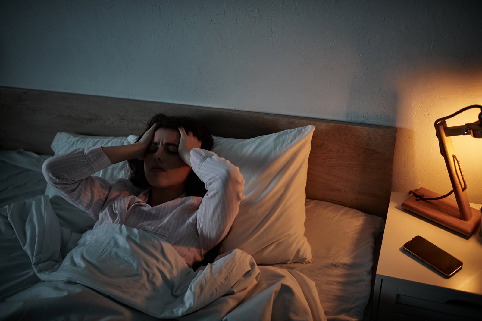 Genervte Person morgens nach schlechter Nacht