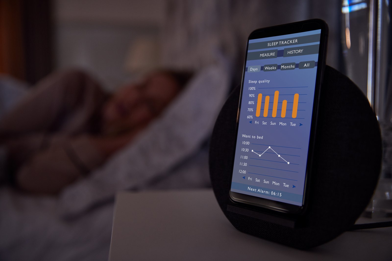 Smartphone liegt nachts auf dem Nachttisch