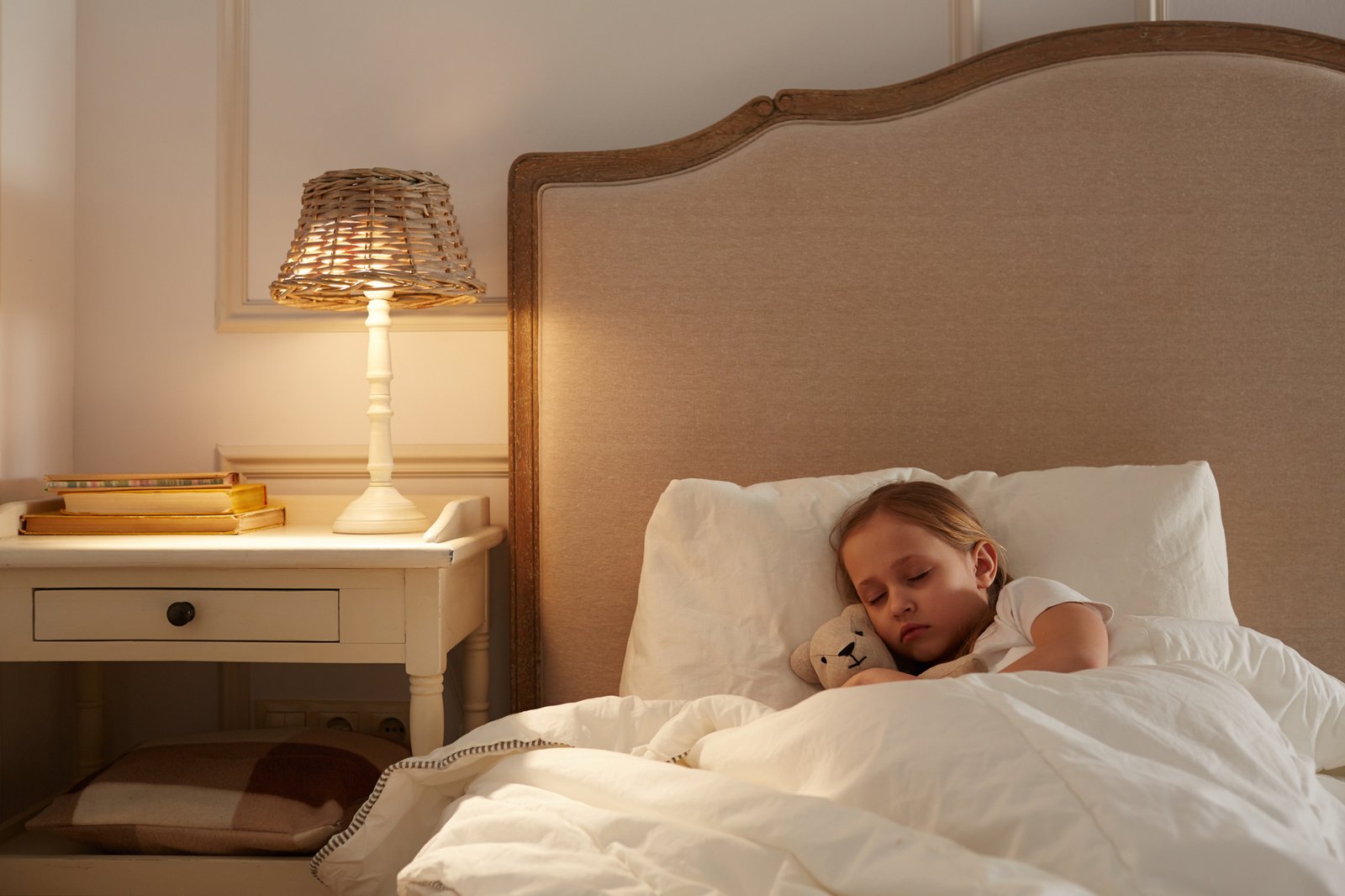 Kind schläft tief in seinem Kinderbett