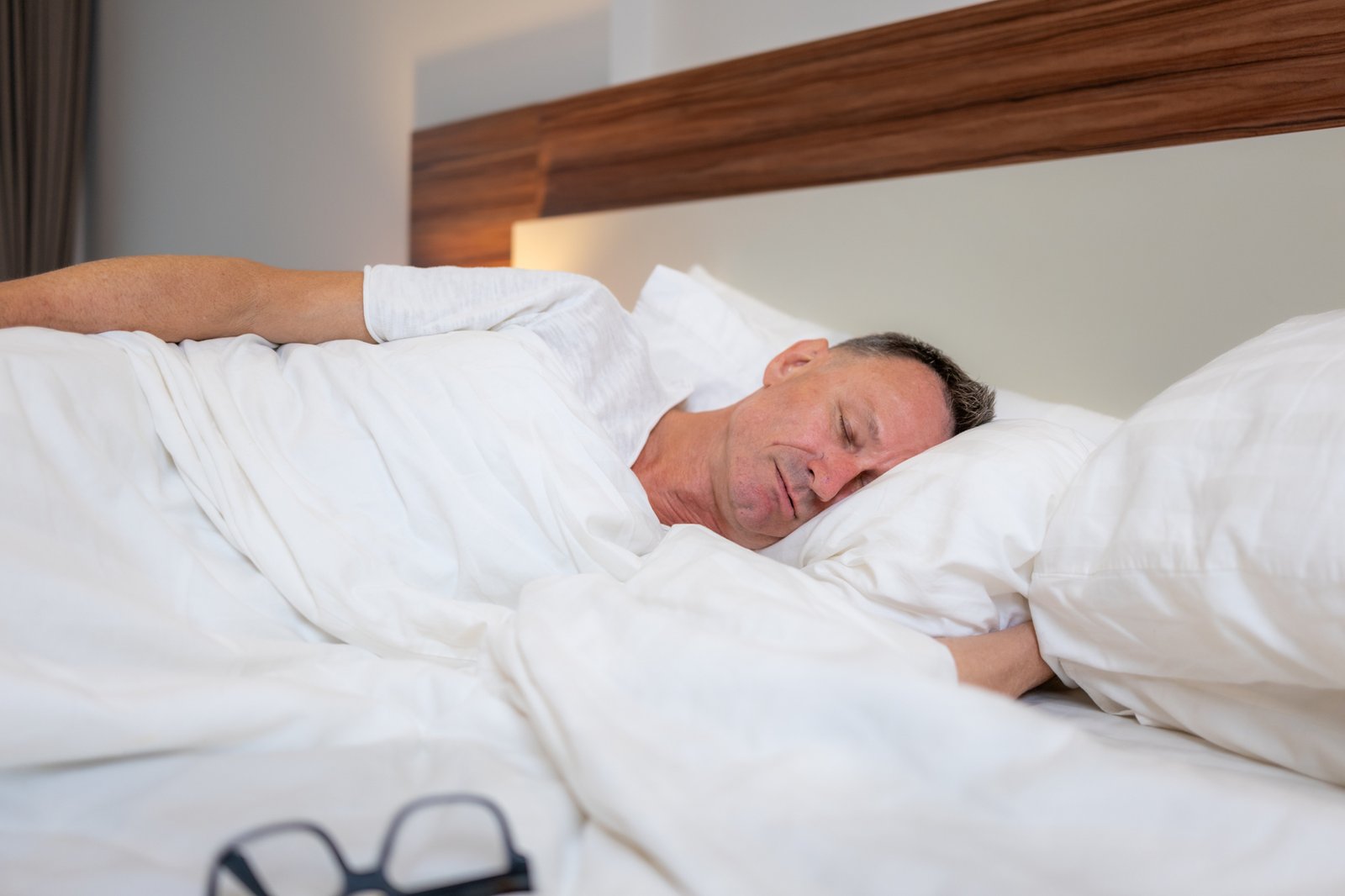 Älterer Mann schläft im Bett