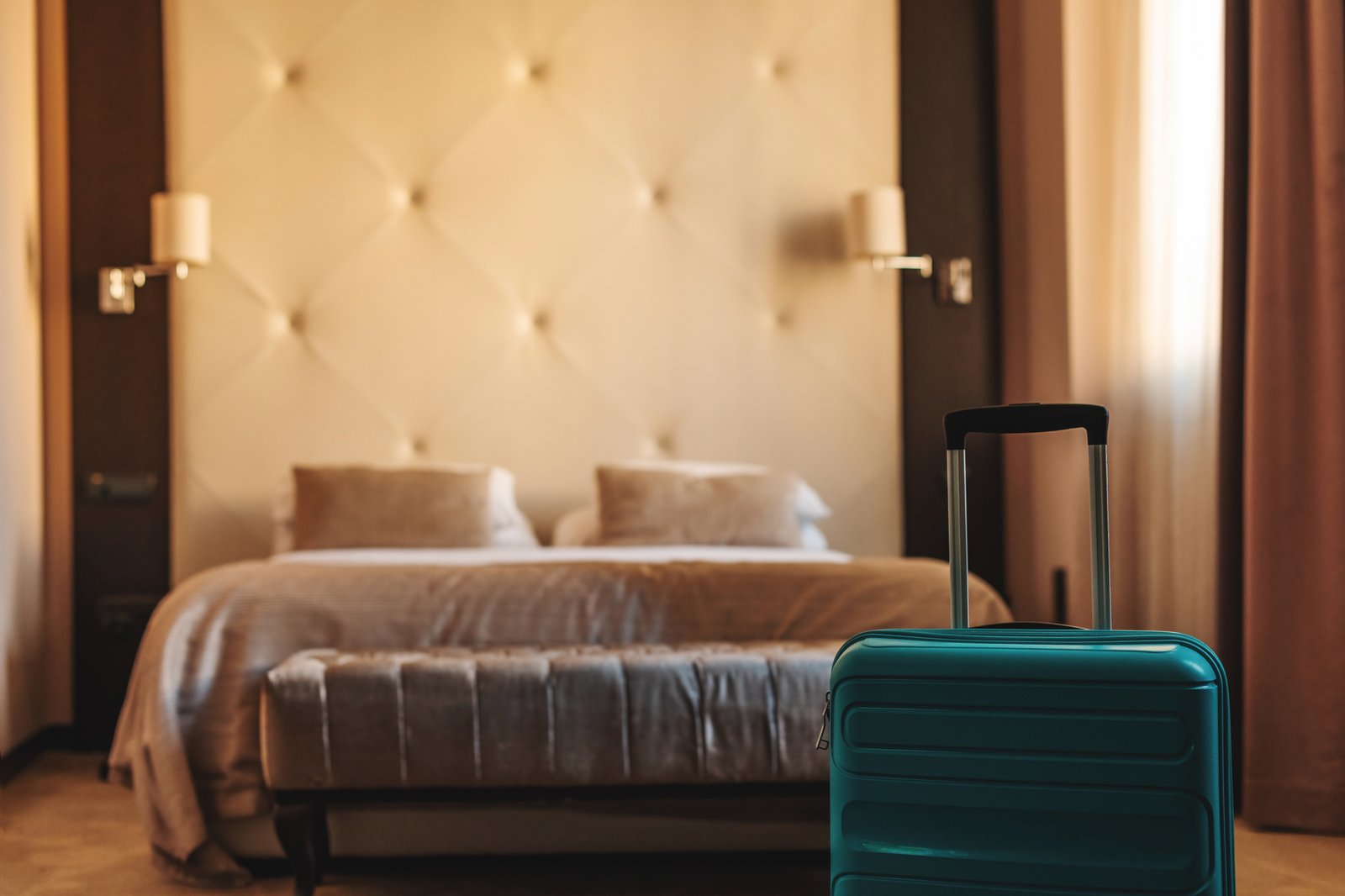 Hotelzimmer mit Doppelbett im Urlaub